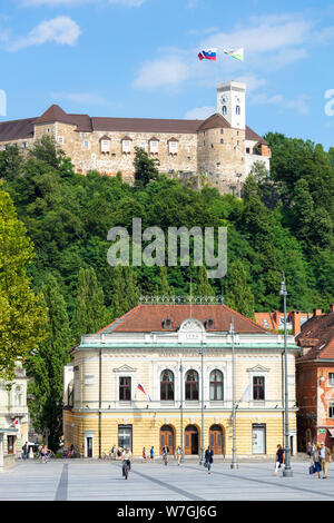 Le château de Ljubljana avec drapeau slovène derrière la Philharmonie slovène Ljubljana Slovénie bâtiment place du Congrès eu Europe Banque D'Images