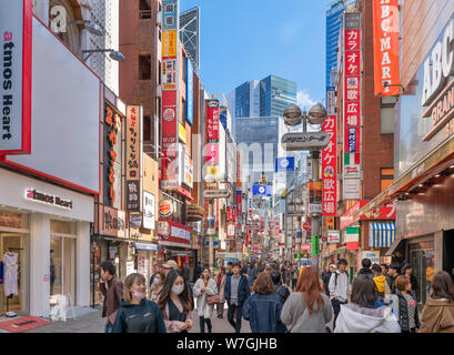 Centre de Shibuya-gai, une rue commerçante animée et alimentaire dans le quartier de Shibuya, Tokyo, Japon Banque D'Images