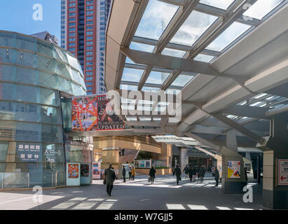 Roppongi Hills, Tokyo. Centre commercial de la Tour Mori en regardant vers l'entrée de la plate-forme d'observation et de Mori Art Museum, Tokyo, Japon Banque D'Images