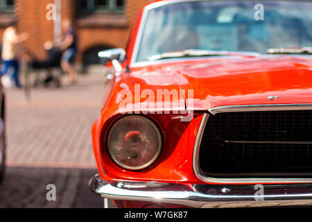 Libre d'une Mustang classique rouge voiture garée dans le centre-ville de Hanovre, Allemagne Banque D'Images