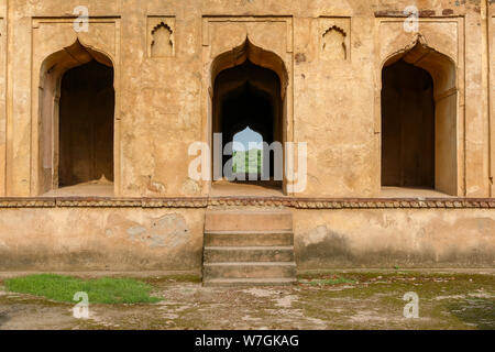 Trois portes symétriques des cénotaphes dans Orchha, Inde Banque D'Images