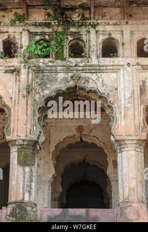 Le soleil du soir éclaire la façade décorée d'Orchha Palace, Orchha, Inde Banque D'Images