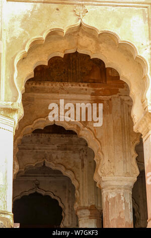Le soleil du soir éclaire la façade décorée d'Orchha Palace, Orchha, Inde Banque D'Images