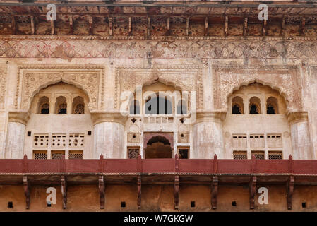 Le soleil du soir éclaire la façade décorée d'Orchha Palace, Orchha, Inde Banque D'Images