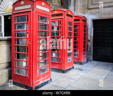 Trois boîtes de téléphone traditionnel britannique rouge à Londres, Angleterre, RU Banque D'Images