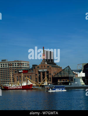 Le port intérieur de Baltimore, y compris une vue de la baie de Chesapeake, un bateau-phare flottant qui servira à guider les navires dans la baie de Chesapeake à Baltimore, Maryland Banque D'Images