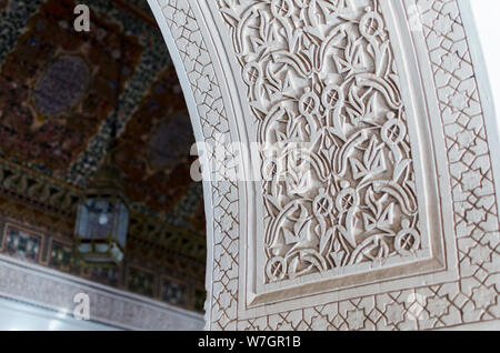 Détail de la sculpture en stuc, floral et motifs arabesque. Palais Bahia, Marrakech. Banque D'Images