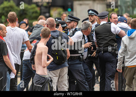 Des foules de gens en colère chez Free Tommy Robinson de protestation à Londres, au Royaume-Uni, en essayant de briser cordon policier. Poussant Banque D'Images