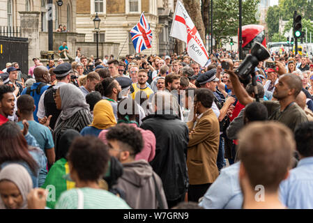 Tommy Robinson libre meeting de protestation à Londres, Royaume-Uni, le soutien des socialistes britanniques face à la révolution soudanaise protester dans Whitehall. La confrontation Banque D'Images