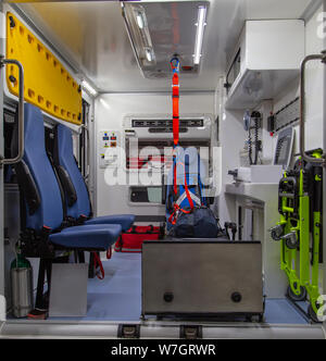 L'intérieur d'une ambulance avec le lit et l'équipement servant aux soins des patients Banque D'Images