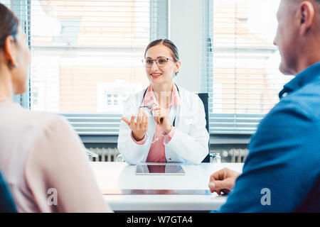 Médecin en consultation avec deux patients Banque D'Images