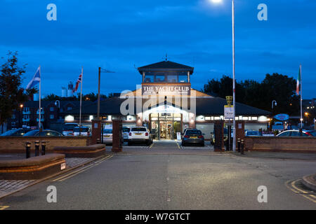 Yacht Club de Liverpool bar et restaurant au Liverpool Marina Dock Coburg au crépuscule. Banque D'Images