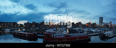 Image panoramique de Liverpool Marina au crépuscule. Situé à Coburg Dock il dispose de 350 places sur pontons bois flottant Banque D'Images