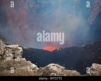 Volcan Masaya au Nicaragua. À la recherche dans la caldeira et voir la lave et le magma au centre de la terre. Banque D'Images