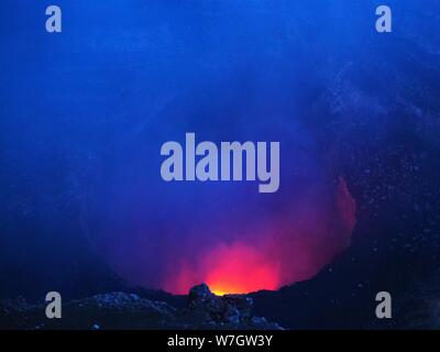 Volcan Masaya au Nicaragua. À la recherche dans la caldeira et voir la lave et le magma au centre de la terre. Banque D'Images