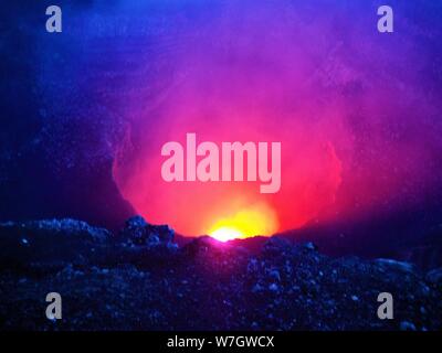 Volcan Masaya au Nicaragua. À la recherche dans la caldeira et voir la lave et le magma au centre de la terre. Banque D'Images