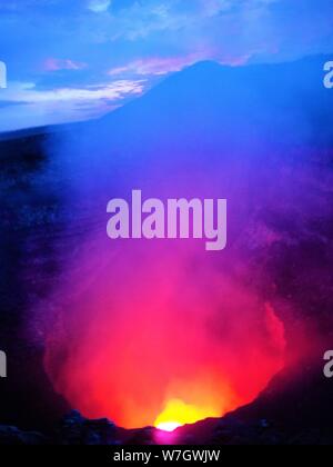 Volcan Masaya au Nicaragua. À la recherche dans la caldeira et voir la lave et le magma au centre de la terre. Banque D'Images