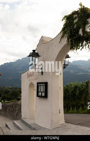 L'entrée en pierre voûtée au Restaurant Torkel à Vaduz, Liechtenstein, vignes du Prince de Liechtenstein. Banque D'Images