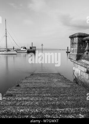 Photos à longue exposition à partir de l'Ouest Cowes sur les quais, en face du Royal Yacht Squadron, sur l'île de Wight Banque D'Images