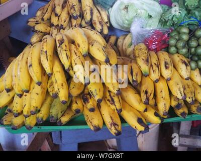 Nicaragua, Leon, Cenrtal Nord. Marché avec la nourriture, les fruits, les légumes et les bananes. Banque D'Images