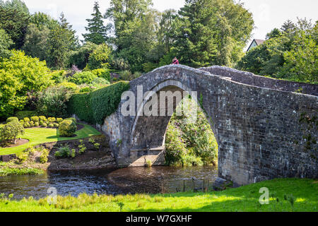 Les touristes l'article sur l'ancien Brig O'Doon, un 15e siècle pont pavée traversant la rivière Doon à Alloway, Ayrshire et a été mentionné dans le poème Banque D'Images