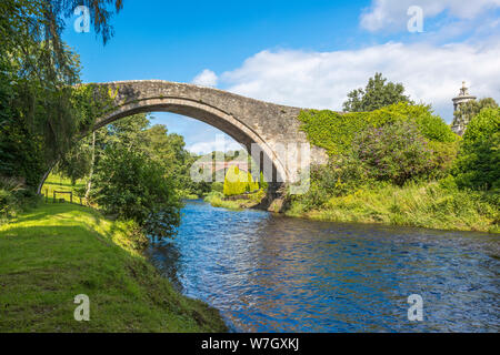 Le vieux Brig O'Doon, un 15e siècle pont pavée traversant la rivière Doon à Alloway, Ayrshire et a été mentionné dans le poème Tam O'Santer Banque D'Images