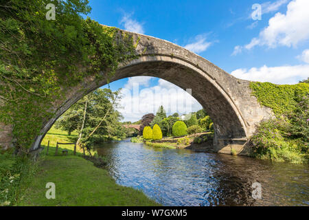 Le vieux Brig O'Doon, un 15e siècle pont pavée traversant la rivière Doon à Alloway, Ayrshire et a été mentionné dans le poème Tam O'Santer Banque D'Images