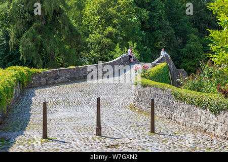 Les touristes l'article sur l'ancien Brig O'Doon, un 15e siècle pont pavée traversant la rivière Doon à Alloway, Ayrshire et a été mentionné dans le poème Banque D'Images