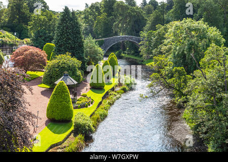 Les touristes l'article sur l'ancien Brig O'Doon, un 15e siècle pont pavée traversant la rivière Doon à Alloway, Ayrshire et a été mentionné dans le poème Banque D'Images