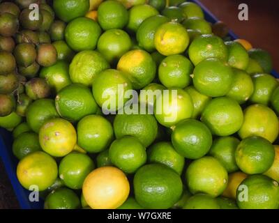 Nicaragua, Leon, Cenrtal Nord. Marché avec nourriture, fruits, légumes et marchandises. Banque D'Images