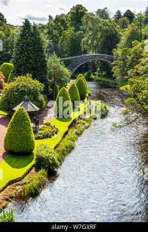 Les touristes l'article sur l'ancien Brig O'Doon, un 15e siècle pont pavée traversant la rivière Doon à Alloway, Ayrshire et a été mentionné dans le poème Banque D'Images