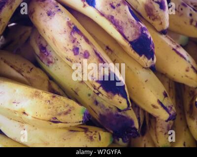 Nicaragua, Leon, Cenrtal Nord. Marché avec la nourriture, les fruits, les légumes et les bananes. Banque D'Images