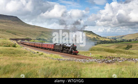 HAWES, YORKSHIRE, ROYAUME-UNI, 6 AOÛT 19. LMS Stanier classe 8F No 48151 monte AIS Gill sur la ligne de chemin de fer Settle et Carlisle le 6 août 2019. Banque D'Images