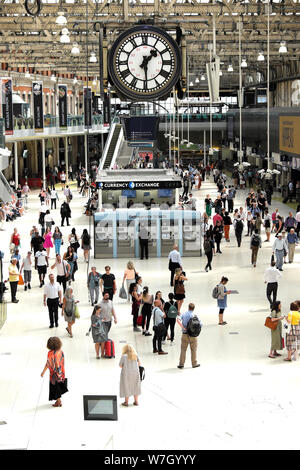 Les passagers et les navetteurs se tenant debout le long du hall L'horloge de la gare de Waterloo à Londres Angleterre KATHY DEWITT Banque D'Images