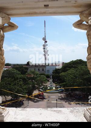 Nicaragua, Leon, Cenrtal Nord. La Cathédrale, statue, communications, par antenne, mât, antenne radio, parabole, chaînes Banque D'Images