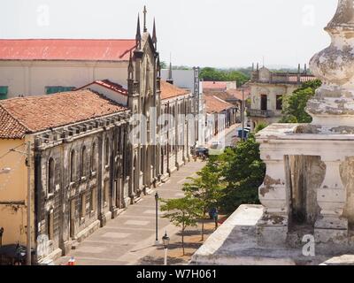 Leon, ville, le Nicaragua, en Amérique centrale, du toit de la cathédrale et du célèbre Basilique Cathédrale de l'Assomption de la Bienheureuse Vierge Marie Banque D'Images