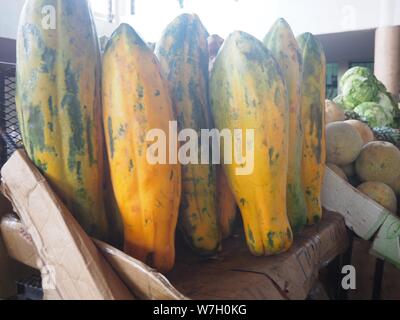 Nicaragua, Leon, Cenrtal Nord. Marché avec nourriture, fruits, légumes et marchandises. Banque D'Images