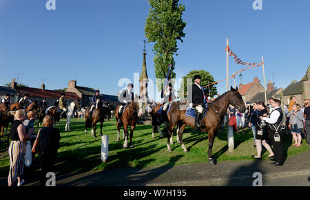 Le Coldstreamer et sa cavalcade laissant Norham sur leur chemin de retour à Coldstream Banque D'Images