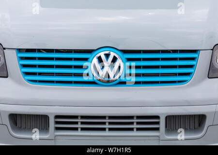 08/04/2019 Portsmouth, Hampshire, Royaume-Uni, l'une de près de l'avant de calandre bleu sur un camping-car Volswagen montrant un badge VW Banque D'Images