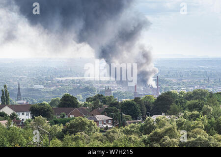 Un grand incendie en cours sur des unités industrielles sur Oxford Street est au centre de la ville de Ashton-under-Lyne, Tameside, Greater Manchester. Grand Banque D'Images