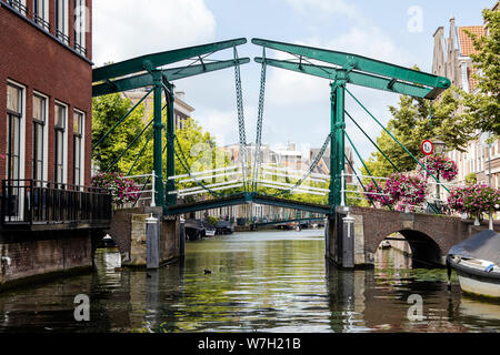 Vue sur le vieux pont-levis et nouveau Rhin dans le centre-ville de Leiden à l'heure d'été à partir de bateau.- Image Banque D'Images