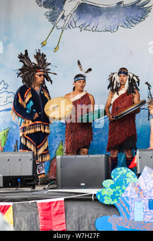 Artistes des Premières Nations canadiennes divertissant la foule au Festival maritime de Richmond 2019 avec chants et danses traditionnels Banque D'Images
