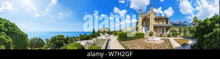 Palais de Vorontsov panorama, Alupka, Crimée, Ukraine côte Banque D'Images