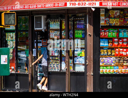 Corner bodega dans le quartier de Park Slope à Brooklyn à New York le dimanche, Juillet 28, 2019. (© Richard B. Levine) Banque D'Images