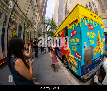 Les amoureux de la crème glacée et les amateurs de moutarde affluent à Midtown Manhattan pour boules de glace à la moutarde French's le Jeudi, août 1, 2019. Une collaboration avec le quartier branché de Coolhaus marque de crème glacée la crème glacée moutarde moutarde French's utilise pour créer ses il est alarmant de couleur jaune vif. Le français est une marque de McCormick. (© Richard B. Levine) Banque D'Images