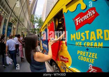 Les amoureux de la crème glacée et les amateurs de moutarde affluent à Midtown Manhattan pour boules de glace à la moutarde French's le Jeudi, août 1, 2019. Une collaboration avec le quartier branché de Coolhaus marque de crème glacée la crème glacée moutarde moutarde French's utilise pour créer ses il est alarmant de couleur jaune vif. Le français est une marque de McCormick. (© Richard B. Levine) Banque D'Images