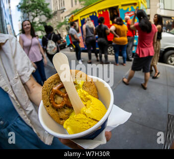 Les amoureux de la crème glacée et les amateurs de moutarde affluent à Midtown Manhattan pour boules de glace à la moutarde French's le Jeudi, août 1, 2019. Une collaboration avec le quartier branché de Coolhaus marque de crème glacée la crème glacée moutarde moutarde French's utilise pour créer ses il est alarmant de couleur jaune vif. Le français est une marque de McCormick. (© Richard B. Levine) Banque D'Images