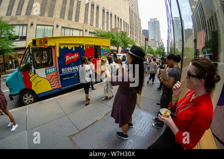 Les amoureux de la crème glacée et les amateurs de moutarde affluent à Midtown Manhattan pour boules de glace à la moutarde French's le Jeudi, août 1, 2019. Une collaboration avec le quartier branché de Coolhaus marque de crème glacée la crème glacée moutarde moutarde French's utilise pour créer ses il est alarmant de couleur jaune vif. Le français est une marque de McCormick. (© Richard B. Levine) Banque D'Images