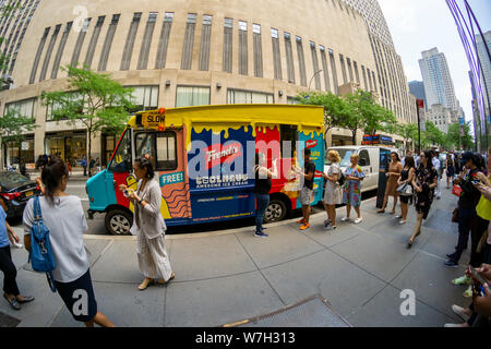 Les amoureux de la crème glacée et les amateurs de moutarde affluent à Midtown Manhattan pour boules de glace à la moutarde French's le Jeudi, août 1, 2019. Une collaboration avec le quartier branché de Coolhaus marque de crème glacée la crème glacée moutarde moutarde French's utilise pour créer ses il est alarmant de couleur jaune vif. Le français est une marque de McCormick. (© Richard B. Levine) Banque D'Images