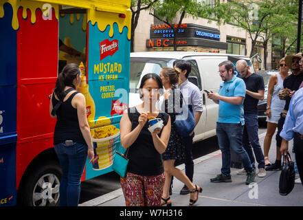 Les amoureux de la crème glacée et les amateurs de moutarde affluent à Midtown Manhattan pour boules de glace à la moutarde French's le Jeudi, août 1, 2019. Une collaboration avec le quartier branché de Coolhaus marque de crème glacée la crème glacée moutarde moutarde French's utilise pour créer ses il est alarmant de couleur jaune vif. Le français est une marque de McCormick. (© Richard B. Levine) Banque D'Images
